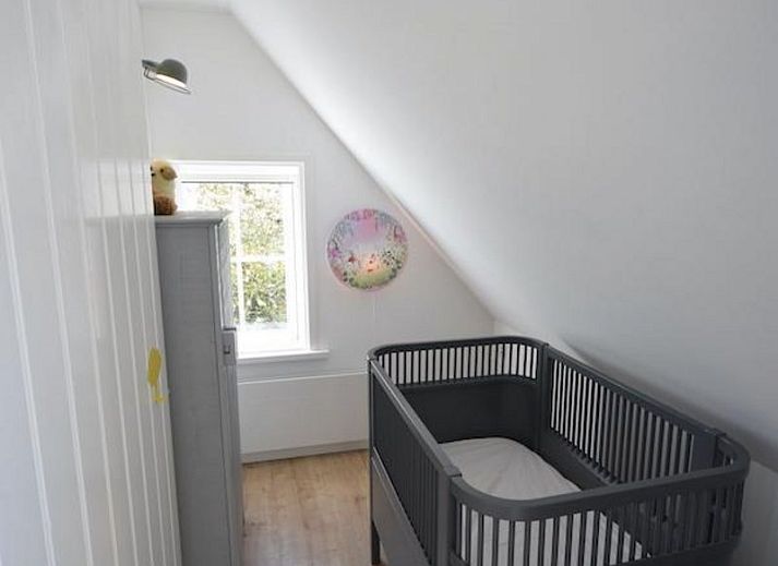 Geraeumiger Garten mit Spielgeraeten in VZ2316 Freistehendes Ferienhaus in Oostkapelle, Walcheren, Zeeland.