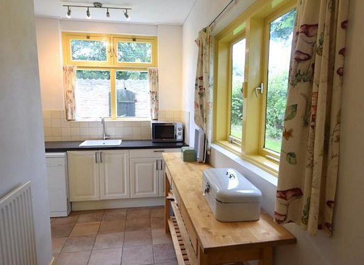 Die sonnige Terrasse des Ferienhauses VZ2329 in Oostkapelle, Walcheren, ist ideal fuer Mahlzeiten im Freien.