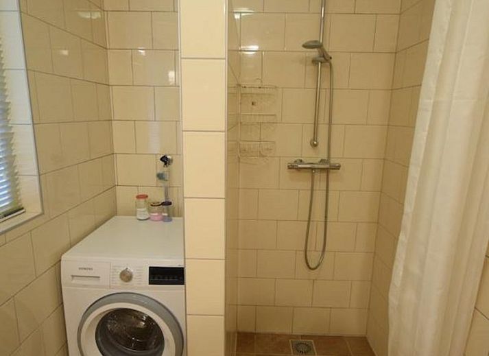 Die sonnige Terrasse des Ferienhauses VZ2329 in Oostkapelle, Walcheren, ist ideal fuer Mahlzeiten im Freien.