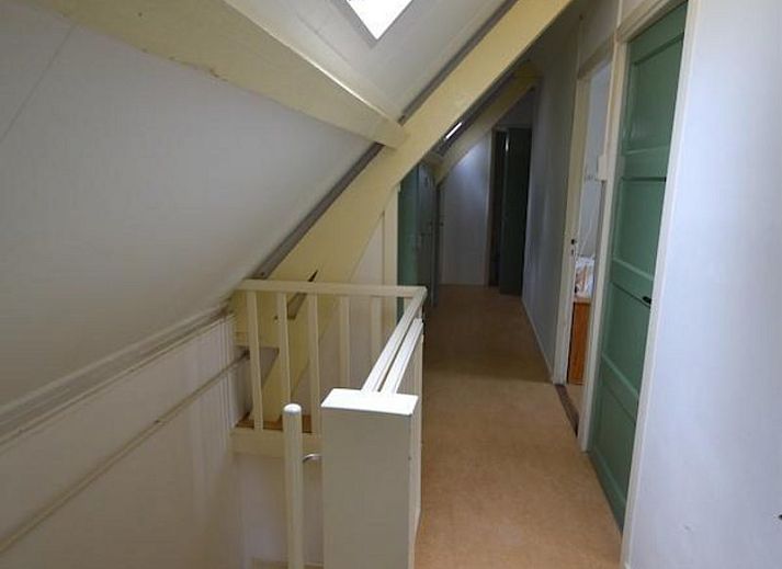 Attraktive Terrasse mit Blick auf den Obstgarten im Ferienhaus VZ2329 in Oostkapelle, Zeeland.