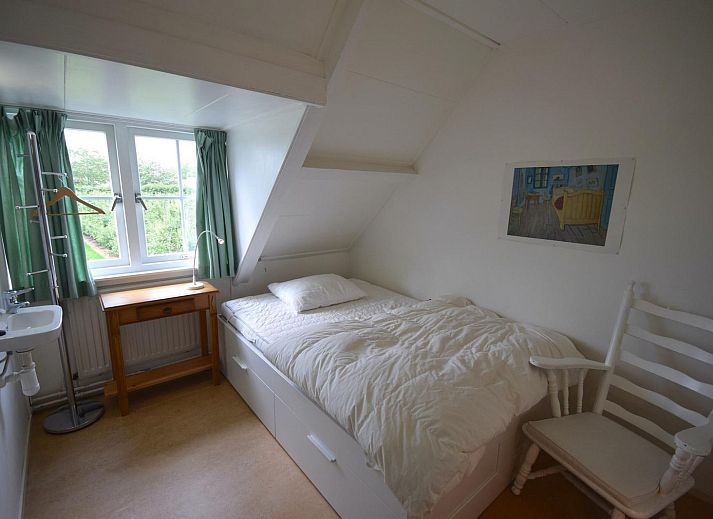 Attraktive Terrasse mit Blick auf den Obstgarten im Ferienhaus VZ2329 in Oostkapelle, Zeeland.