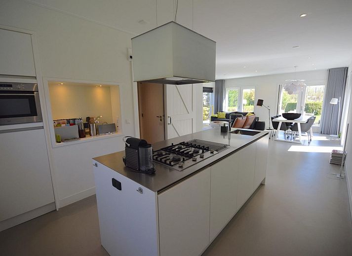 Gruener Garten und Terrasse von VZ2315 Freistehendes Ferienhaus in Oostkapelle, Walcheren, Zeeland.