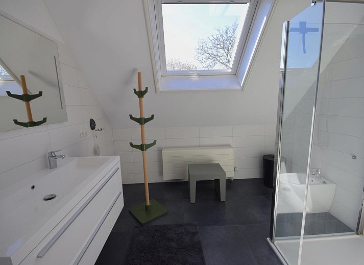 Gruener Garten und Terrasse von VZ2315 Freistehendes Ferienhaus in Oostkapelle, Walcheren, Zeeland.