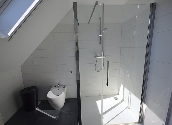 Sonnige Terrasse bei VZ2315 Freistehendes Ferienhaus in Oostkapelle, umgeben von Natur in Walcheren, Zeeland.