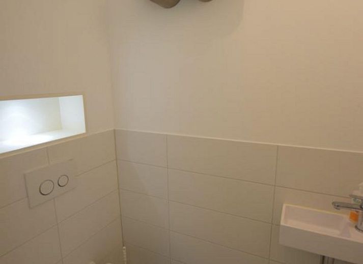 Sonnige Terrasse bei VZ2315 Freistehendes Ferienhaus in Oostkapelle, umgeben von Natur in Walcheren, Zeeland.