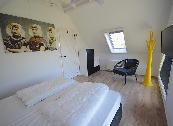 Sonnige Terrasse bei VZ2315 Freistehendes Ferienhaus in Oostkapelle, umgeben von Natur in Walcheren, Zeeland.