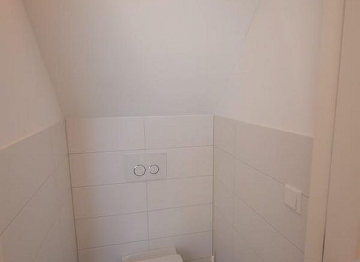 Sonnige Terrasse bei VZ2315 Freistehendes Ferienhaus in Oostkapelle, umgeben von Natur in Walcheren, Zeeland.