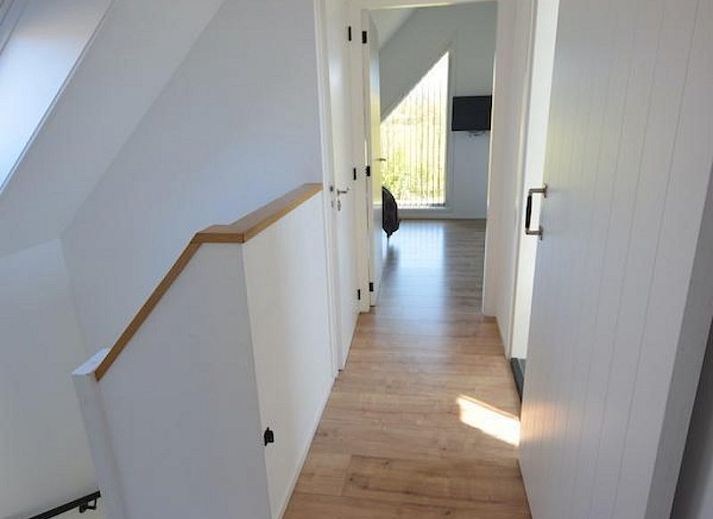 Stilvolles Wohnzimmer von VZ2315 Freistehendes Ferienhaus in Oostkapelle, Walcheren, Zeeland mit moderner Einrichtung.