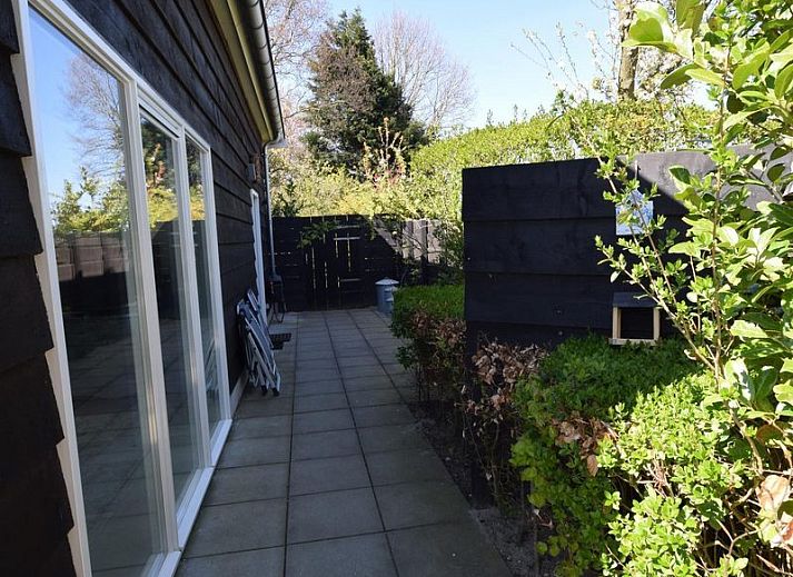 Geraeumiges Interieur von VZ2315 Freistehendes Ferienhaus in Oostkapelle, Walcheren, Zeeland mit Esszimmer und Wohnzimmer.