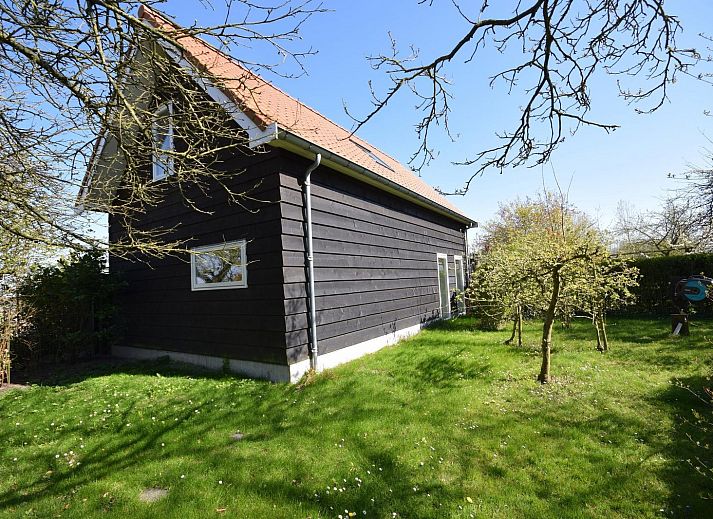 Geraeumiges Interieur von VZ2315 Freistehendes Ferienhaus in Oostkapelle, Walcheren, Zeeland mit Esszimmer und Wohnzimmer.