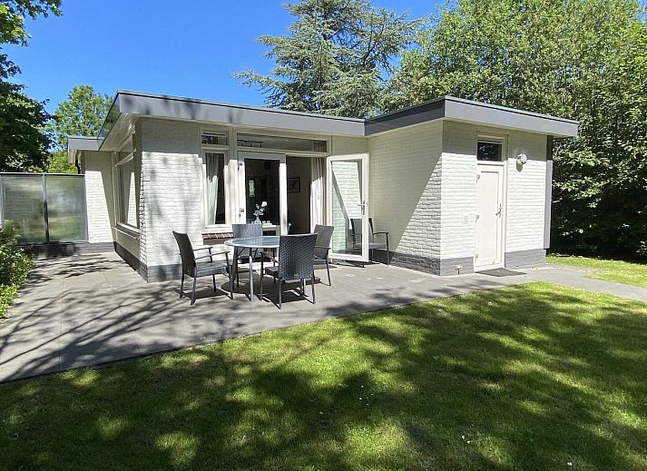 VZ073 Holiday bungalow Oostkapelle in Walcheren, Zeeland with green garden and shady trees.