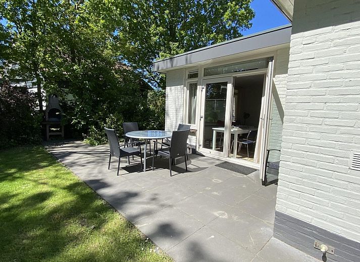 VZ073 Holiday bungalow Oostkapelle in Walcheren, Zeeland with green garden and shady trees.