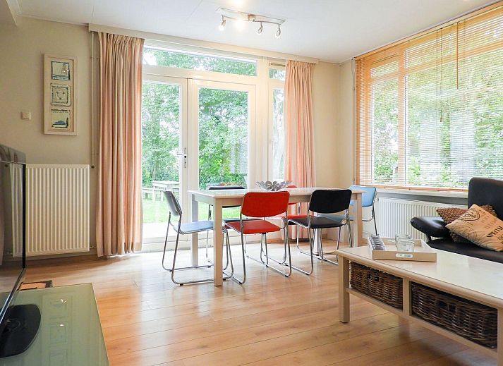 VZ073 Holiday bungalow Oostkapelle in Walcheren, Zeeland with green garden and shady trees.