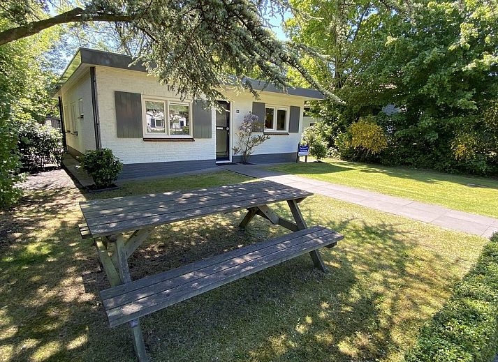 Comfortable sitting area in VZ073 Holiday bungalow Oostkapelle, Walcheren, Zeeland with lots of light.
