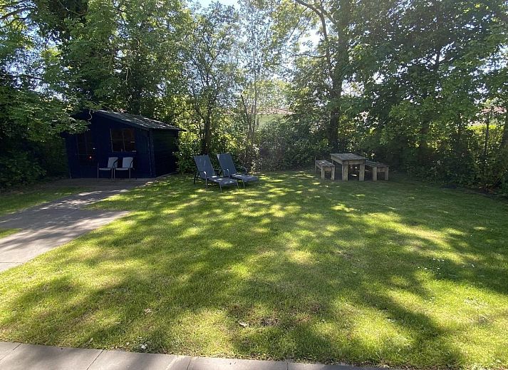 Comfortable sitting area in VZ073 Holiday bungalow Oostkapelle, Walcheren, Zeeland with lots of light.