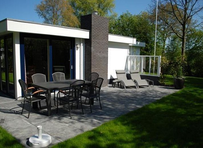 Veranda von VZ1185 Ferienbungalow in Oostkapelle mit Blick auf den gruenen Garten in Walcheren, Zeeland.
