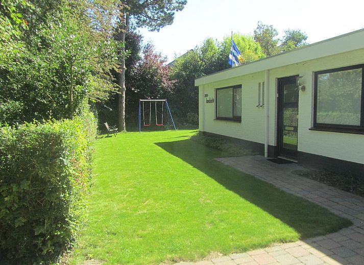 Veranda von VZ1185 Ferienbungalow in Oostkapelle mit Blick auf den gruenen Garten in Walcheren, Zeeland.