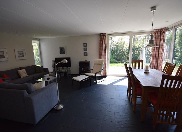 Terrasse von VZ1185 Ferienbungalow in Oostkapelle mit bequemen Liegestuehlen in Walcheren, Zeeland.