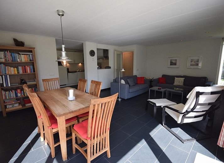 Terrasse von VZ1185 Ferienbungalow in Oostkapelle mit bequemen Liegestuehlen in Walcheren, Zeeland.