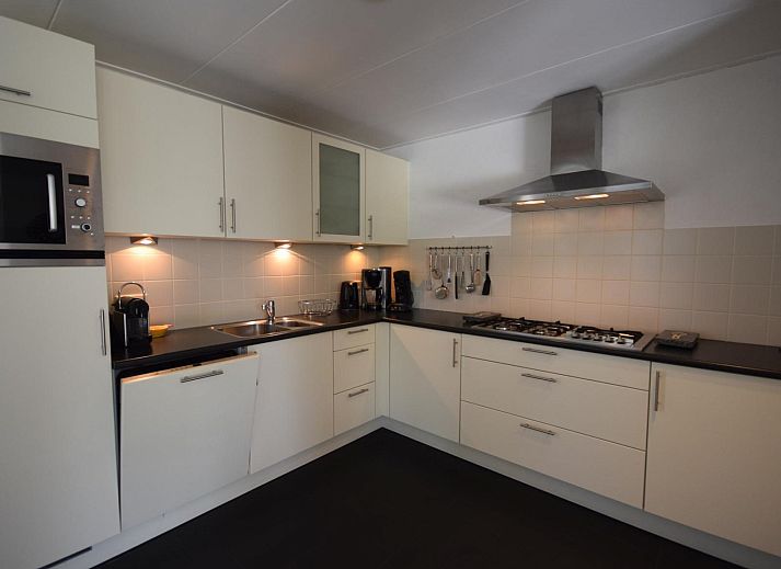 Terrasse von VZ1185 Ferienbungalow in Oostkapelle mit bequemen Liegestuehlen in Walcheren, Zeeland.