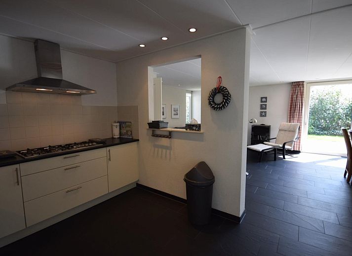 Terrasse von VZ1185 Ferienbungalow in Oostkapelle mit bequemen Liegestuehlen in Walcheren, Zeeland.