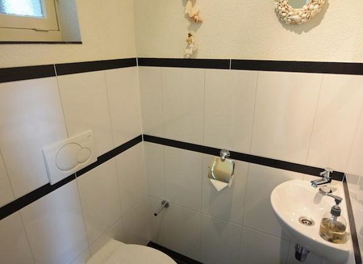 Terrasse von VZ1185 Ferienbungalow in Oostkapelle mit bequemen Liegestuehlen in Walcheren, Zeeland.