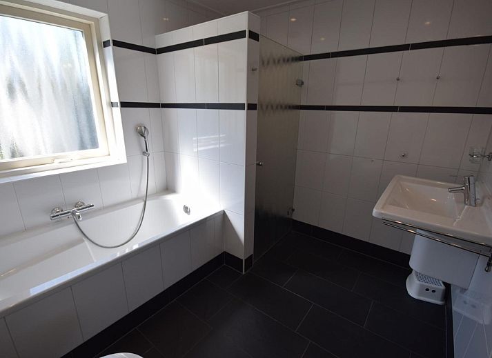 Spielplatz im Garten von VZ1185 Ferienbungalow in Oostkapelle, Walcheren, Zeeland.