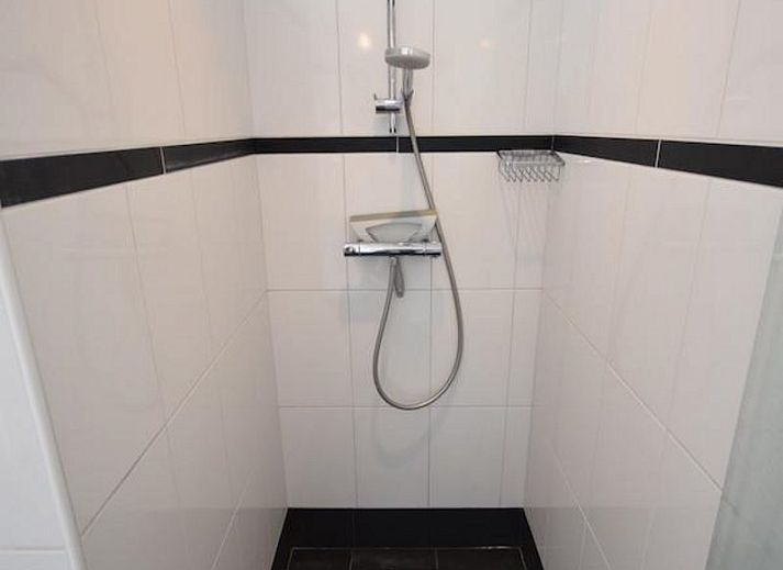 Spielplatz im Garten von VZ1185 Ferienbungalow in Oostkapelle, Walcheren, Zeeland.