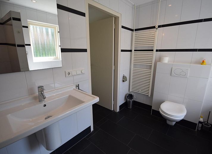 Spielplatz im Garten von VZ1185 Ferienbungalow in Oostkapelle, Walcheren, Zeeland.