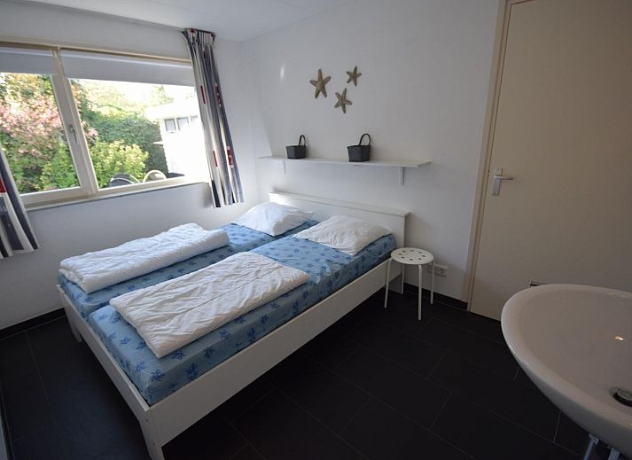 Spielplatz im Garten von VZ1185 Ferienbungalow in Oostkapelle, Walcheren, Zeeland.