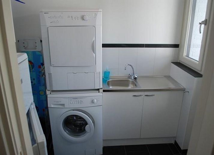 Spielplatz im Garten von VZ1185 Ferienbungalow in Oostkapelle, Walcheren, Zeeland.