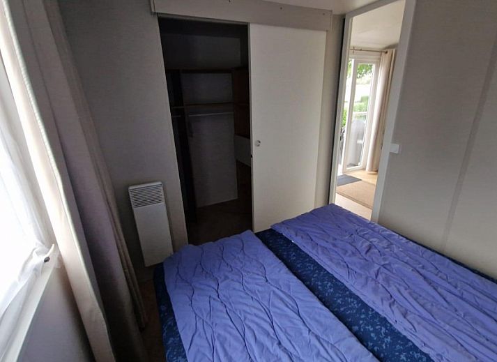 Charmantes Mobilheim von Heiner und Elke Schmidt, umgeben von Gruen in Oostkapelle, Walcheren, Zeeland.