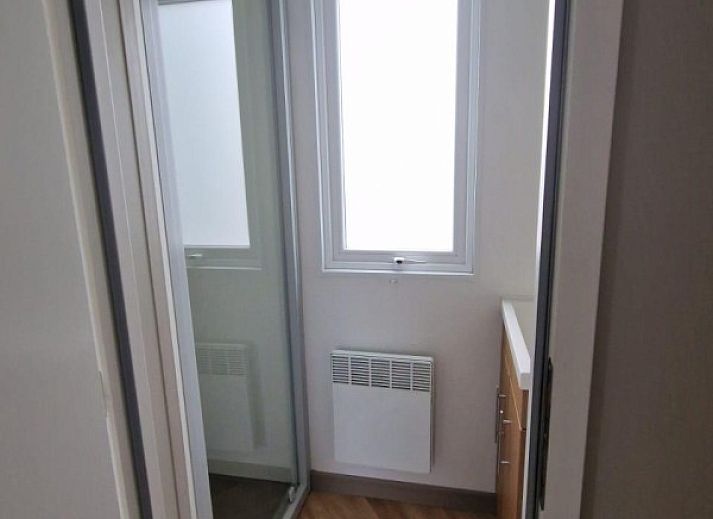 Charmantes Mobilheim von Heiner und Elke Schmidt, umgeben von Gruen in Oostkapelle, Walcheren, Zeeland.