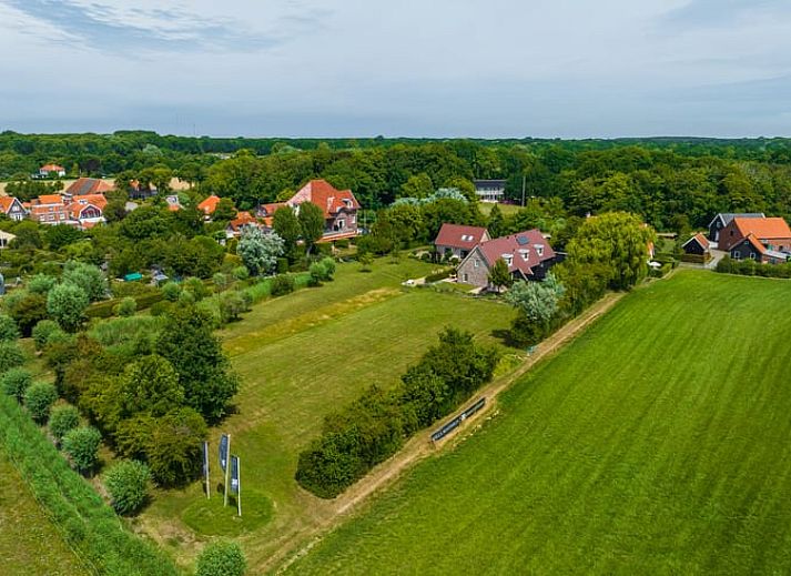 Luftaufnahme des Ferienhauses in Oostkapelle, umgeben von Gruen auf Walcheren, Zeeland.