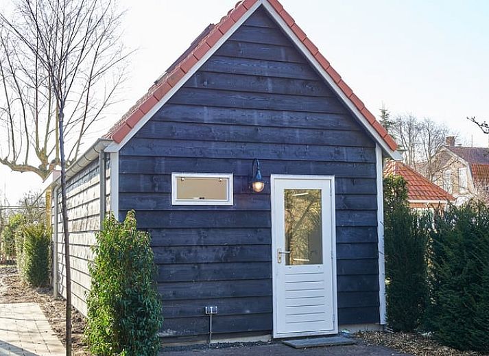 Luftaufnahme des Ferienhauses in Oostkapelle, umgeben von Gruen auf Walcheren, Zeeland.