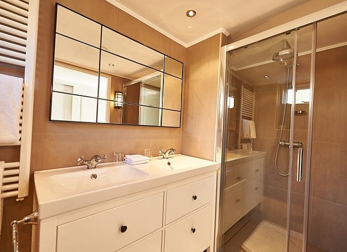 Modernes Wohnzimmer mit offener Kueche im Ferienhaus in Oostkapelle, Walcheren, Zeeland.