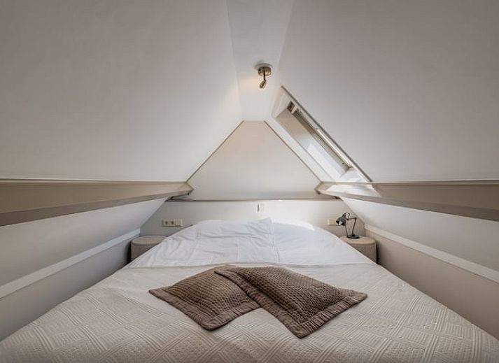 Modernes Wohnzimmer mit offener Kueche im Ferienhaus in Oostkapelle, Walcheren, Zeeland.