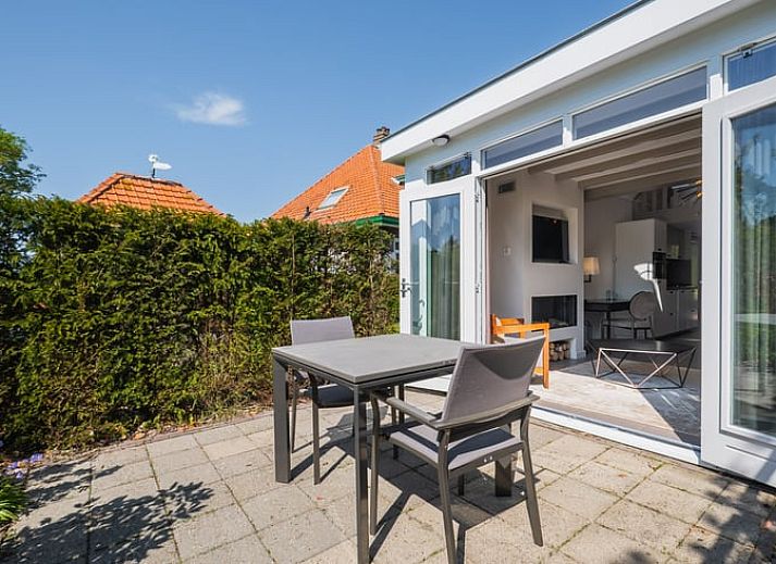 Modernes Wohnzimmer mit offener Kueche im Ferienhaus in Oostkapelle, Walcheren, Zeeland.
