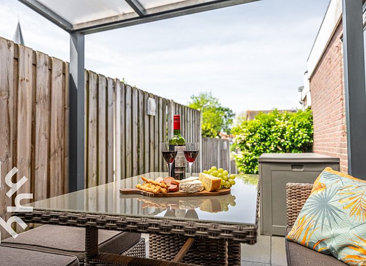Essecke im Ferienhaus ZE067 Oostkapelle Walcheren mit grosser Uhr