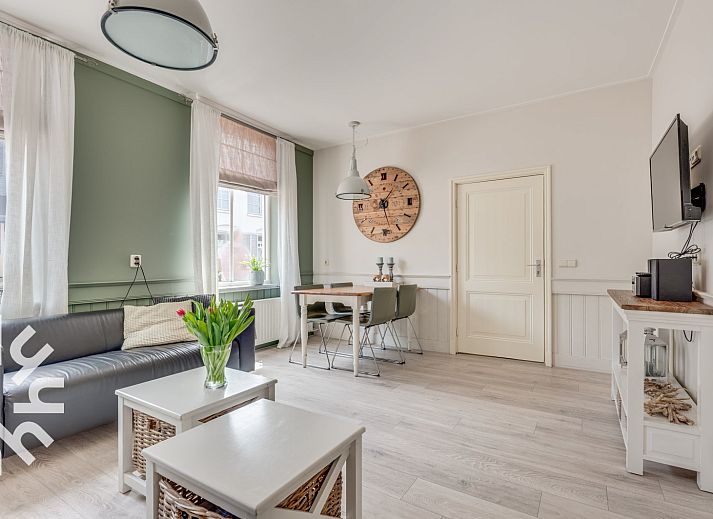 Essecke im Ferienhaus ZE067 Oostkapelle Walcheren mit grosser Uhr