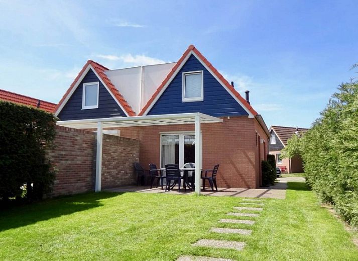 Vakantiewoning Oostkapelle in Zeeland, charmant vakantiehuis met zonnig terras en groene tuin, op 800 meter van het strand in Walcheren.