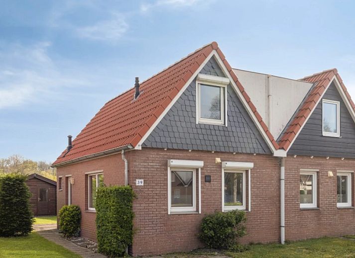 Vakantiewoning Oostkapelle in Zeeland, charmant vakantiehuis met zonnig terras en groene tuin, op 800 meter van het strand in Walcheren.