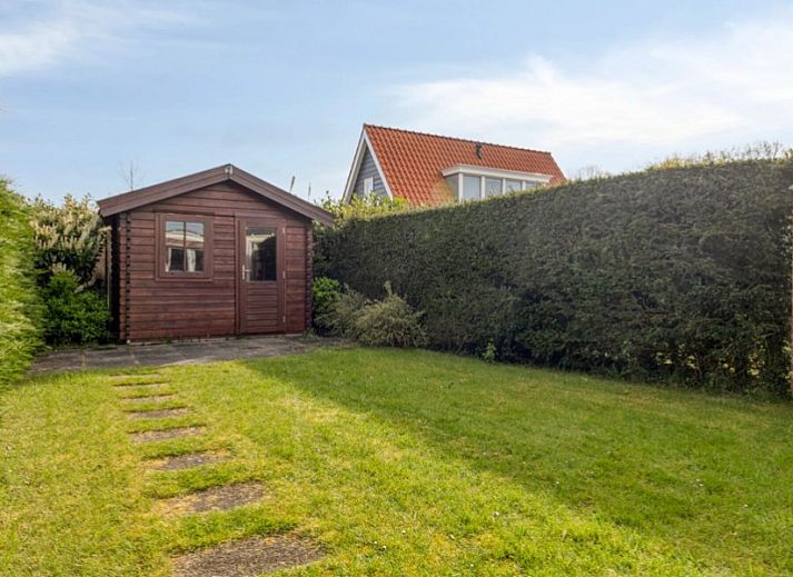 Vakantiewoning Oostkapelle in Zeeland, charmant vakantiehuis met zonnig terras en groene tuin, op 800 meter van het strand in Walcheren.