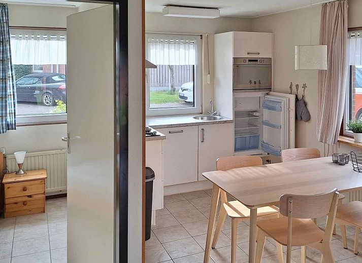 Vakantiewoning Oostkapelle met groene tuin en houten tuinhuis, gelegen in Oostkapelle, Walcheren, Zeeland, op 800 m van het strand.