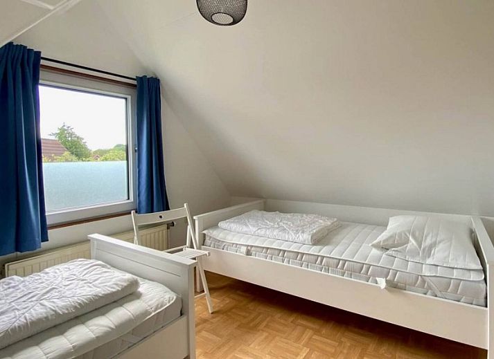 Gezellige woonkamer in Vakantiewoning Oostkapelle, Walcheren, met comfortabele zitruimte en moderne inrichting, op 800 m van het strand.