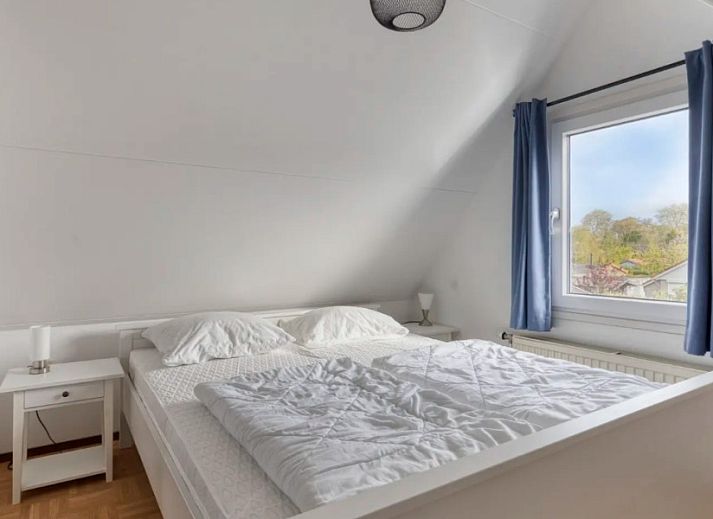 Gezellige woonkamer in Vakantiewoning Oostkapelle, Walcheren, met comfortabele zitruimte en moderne inrichting, op 800 m van het strand.