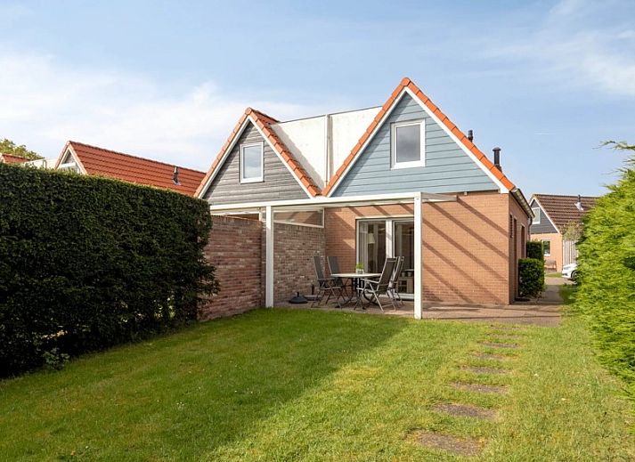 Gezellige woonkamer in Vakantiewoning Oostkapelle, Walcheren, met comfortabele zitruimte en moderne inrichting, op 800 m van het strand.