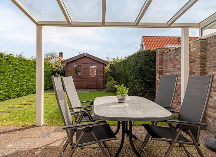 Gezellige woonkamer in Vakantiewoning Oostkapelle, Walcheren, met comfortabele zitruimte en moderne inrichting, op 800 m van het strand.