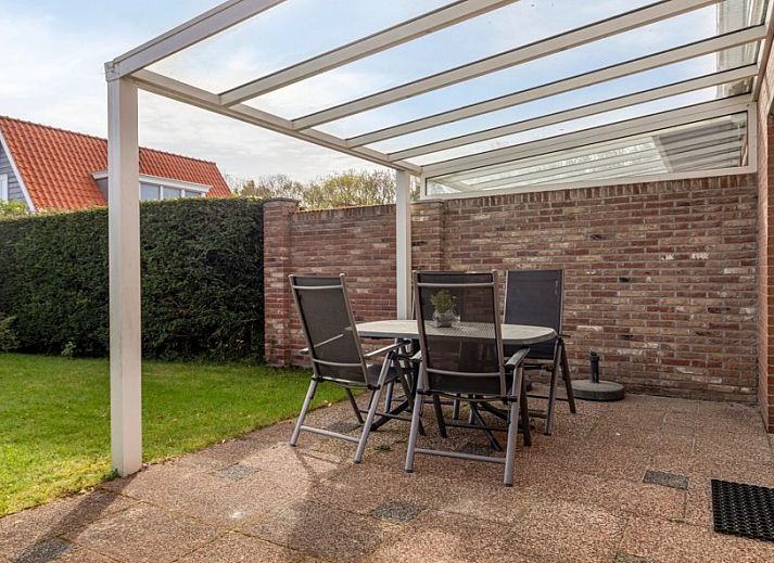 Gezellige woonkamer in Vakantiewoning Oostkapelle, Walcheren, met comfortabele zitruimte en moderne inrichting, op 800 m van het strand.
