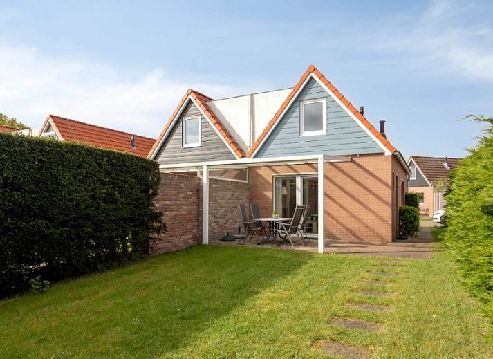 Gezellige woonkamer in Vakantiewoning Oostkapelle, Walcheren, met comfortabele zitruimte en moderne keuken, op slechts 800 m van het strand.